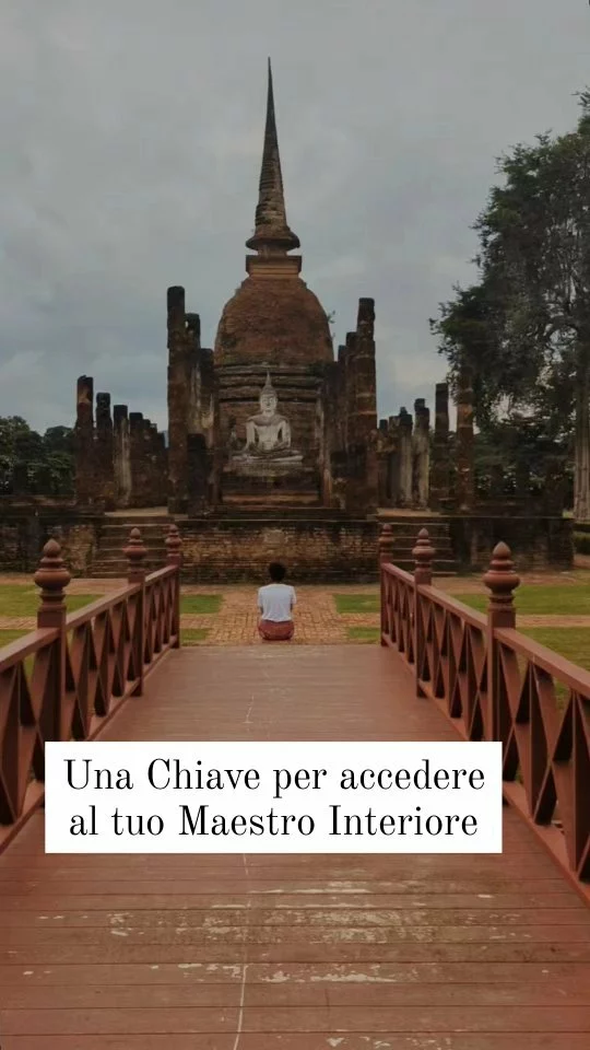 Avevo desiderato ardentemente l'incontro con Bhante Tiloka, il monaco che aveva attraversato tutta Bangkok per venire a parlarmi. 

Ero entusiasta come una bambina alla sua prima gita scolastica.

Seduta sulla panchina, lo sguardo perso negli alberi del tempio e un bel sorriso stampato in faccia, aspettavo.

I minuti passavano, e io ripassavo mentalmente le domande sulla pratica che avevo preparato con cura.

Quando finalmente Bhante scese dal taxi verde con la sua tonaca arancione, il mio cuore era a mille.

Mi alzai e con un grande sorriso mi avvicinai, inchinandomi in segno di rispetto. 
Lui ricambiò e mi fece cenno di spostarci nella stanza.

Iniziammo a parlare. Ero concentratissima, decisa a non perdermi neanche una virgola dei suoi insegnamenti.

Ma non passarono molti minuti prima che mi rendessi conto di non essere davvero centrata: il mio sguardo interiore era rivolto completamente all'esterno, a cercare il maestro. 

E mi ci vollero un paio di respiri consapevoli per accorgermi che, in qualche angolo della mia mente, c'era l'aspettativa che quel monaco potesse darmi l’insegnamento supremo.

Ed è proprio in quel momento che mi arrivò dritta nel cuore una chiave di trasformazione che avevo temporaneamente dimenticato:

non è tanto l’esperienza che fai, ma il COME la vivi, COME ti relazioni a essa, che fa la reale differenza.

🗝️È il tuo stato di coscienza (COME) che crea il mondo (COSA).

Se non c’è cambiamento a quel livello, nessuna esperienza farà mai davvero la differenza.

Anche l’esperienza più semplice e banale, se vissuta con piena consapevolezza, può essere l’insegnamento della vita.

🧘🏻‍♀️Perché è  accedendo al COME che risvegli tutte le tue risorse e il Maestro che è in te. Non ricercando esperienze straordinarie.

Il vero insegnamento non viene dall'esterno, ma da come scegli di vivere ogni momento. 

Con Amore,
Francesca

#lecoseinmente #meditazione #mindfulnessitalia #crescitapersonale #buddhism #buddha #crescitainteriore #maestro