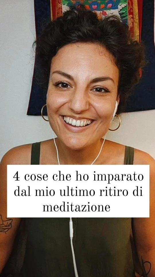 Questo ritiro è stato il più duro mai fatto fino ad ora, ma forse anche il più ricco di insegnamenti e tra poco ti dico qual è stato quello più grande.

Anche quest’anno attendevo  il mio ritiro di 10 giorni con grande gioia. 
Negli anni ho imparato che questo tempo è sacro per me.

Ma questi giorni sono stati molto diversi dagli scorsi anni. 

Se sono entrata pettinata, posso dire che ne sono uscita spettinata ma più leggera.
Se sono entrata tutta bella vestita, ne sono uscita nuda. Ma vera, più vera.

🗝️La maestra indiscussa di questi giorni è stata la Sofferenza.

Vedi se c’è una cosa che proprio mi è entrata dentro è questa: siamo esseri sensibili e tutto ciò che c’è ci tocca. Che sia bello, brutto, piacevole o spiacevole noi lo sentiamo.

🙏🏻Ci sono alti e ci sono bassi e va bene così.

Il punto è che quando siamo dentro il basso, non lo vogliamo e ci facciamo a cazzotti perché vorremmo l’alto.

Ecco la sofferenza è proprio questo: essere qui e desiderare di essere la.

Ed è quello che ho osservato in profondità in questo ritiro.
Ho lottato, ho chiuso i pugni perché non volevo vedere certe cose. 

Finché ho compreso che non potevo far altro che lasciar andare: anziché chiudere i pugni, ho aperto le mani e il cuore a quel dolore.

4️⃣Ed è qui che arriva l’insegnamento più grande, il quarto, che ti dico con le parole di un Maestro:
“Nel momento in cui accetti l’assenza di pace, essa si trasforma in pace. Tutto ciò che accetti pienamente ti farà raggiungere la pace”.

E lo so che accettazione ti fa venire i brividi perché lo colleghi con rassegnarsi e passività. Ma non è così.

Accettare non vuol dire che non migliori le cose.

Accettare vuol dire aprire il cuore a quello che c’è, perché tanto è già lì. Ignorarlo non ti aiuterà ad andare avanti.

Ma che anzi proprio da lì le cose possono cambiare.

Quindi da cuore a cuore: aprire le mani e il cuore è ciò che ti permetterà di andare oltre.

E lo so che fa paura. Ma sei vivə, vibri con il mondo e non sei solə.

E tu, sei prontə ad aprire le mani e il cuore? 

Ti leggo e ti ascolto con amore,
Francesca