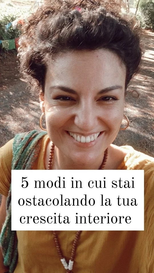 Posso dire? Sono passata attraverso tutti e cinque questi ostacoli. Nessuno escluso.

Forse quello che mi ha accompagnato più a lungo è stato il perfezionismo: credevo che se fossi stata perfetta e avessi raggiunto risultati eccellenti, allora finalmente sarei stata amabile, utile e accettata.

Per anni ho legato il mio valore a ciò che riuscivo a ottenere, e ovviamente, ciò che raggiungevo non era mai abbastanza.

Ogni tanto, nei momenti di fatica, questi pensieri ritornano. Ma qualcosa ha cambiato radicalmente le carte in tavola.⬇️

I buddhisti dicono “Ama il Tuo Nemico” perché ti sta insegnando molto su di te. 

Questa cosa nel tempo è diventata un mio mantra: perché ha fatto sì che ogni volta che entravo in contatto con l’ostacolo di turno non ci facessi a cazzotti, ma mi fermassi a guardarlo da un’altra prospettiva e a dirmi:

✨Ok questo ostacolo ti mostra dove sei bloccata. Cosa mi stai mostrando?

Questo mi ha permesso di entrare in contatto con le mie vulnerabilità, ma anche soprattutto di sperimentare la mia forza.

Ogni ostacolo, nel tempo, mi ha insegnato il suo opposto.

❤️‍🔥Tieniti questa cosa nel cuore: Gli ostacoli non sono problemi da risolvere ma chiamate ad evolvere verso il tuo Io più profondo.
 
Di questo e non solo, parleremo insieme, esplorando, meditando e ballando Sabato 28 allo spazio Meridiana a Genova.

L’incontro sarà dedicato al Seme: simbolo di crescita, potenziale e del nostro potere di manifestazione.

Dalle 10.30 alle 12.30, ci vediamo lì per aprire il nostro cuore e condividere insieme da cuore a cuore.

Dimmi, quale di questi ostacoli ti blocca di più? 
Quale parte di te sta cercando di emergere attraverso questi ostacoli?

Ti leggo con amore,
Francesca 

#lecoseinmente #meditazione #mindfulnessitalia #crescitainteriore #fiduciainsestessi #crecitapersonale #buddhism #amorepersestessi