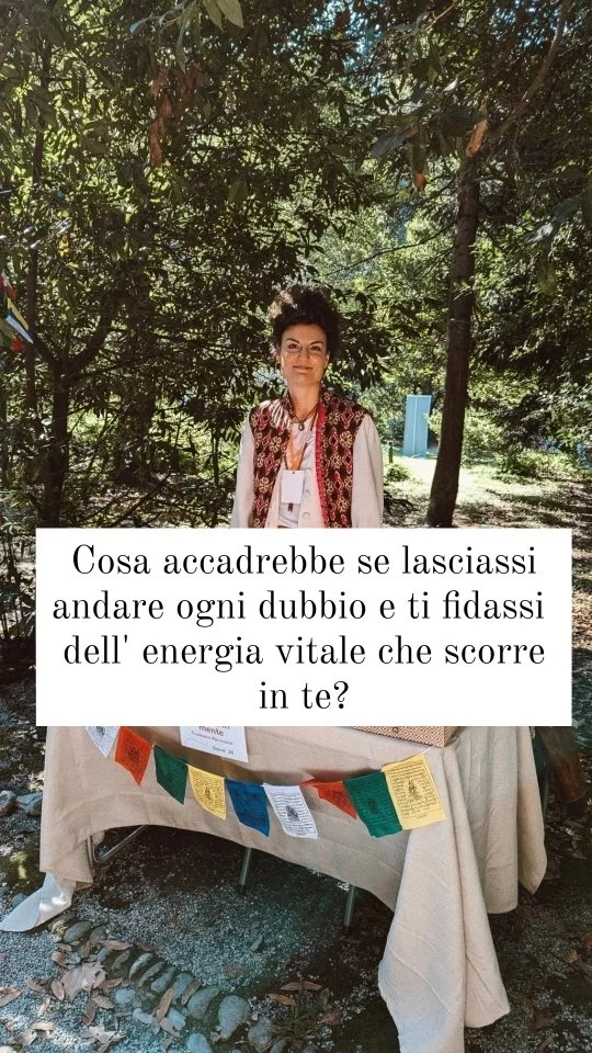 Il passo più potente che conosco è il potere della consapevolezza, accompagnato dalla gentilezza.

Nella mia esperienza non basta essere consapevoli:
è essenziale imparare a starsi accanto con la stessa cura di una buona sorella, sia nei momenti di cambiamento, nelle cadute e nelle gioie.

Oggi, però, vorrei focalizzarmi su altre 5 pratiche che mi hanno profondamente connesso a quell’energia vitale e sostenuto il cammino:

1️⃣ GRATITUDINE 
è una delle pratiche più potenti che conosca perché nel tempo trasforma la percezione che hai di te e della vita. Non colora il mondo di rosa, ma mi ha permesso di vedere in modo potenziato l'abbondanza intorno a me. 

2️⃣ FOCALIZZARMI SULLE BUONE QUALITÀ 
troppo spesso vedi solo le cose che non ti piacciono di te e dimentichi le tue buone qualità. Ciò a cui dai attenzione cresce e si sviluppa nella tua mente. Concentrarmi sulle buone qualità mi ha aiutato a riconoscere il mio valore e ad avanzare con fiducia.

3️⃣ RISPETTO DELLA NATURA E PAZIENZA
 la natura riflette il tuo cammino e l'importanza dei cicli. Sei parte della Terra, e come un seme che diventa fiore, ogni fase della tua crescita ha valore e un insegnamento. La Terra mi ha insegnato a non rifiutare nulla, a integrare e trasformare.

4️⃣GIOCO E NON SFORZO
sono stati per me l’antidoto diretto al perfezionismo e al controllo. Giocare è ogni attività che fai solo per il piacere, senza cercare un risultato. Il gioco mi permette di accedere istantaneamente alla gioia e alla creatività, come risorse in me.

5️⃣ FIDUCIA 
 è la figlia diretta della consapevolezza e potrei dire che è alla base di tutto. Non reagire e osservare ciò che accade mi ha insegnato che ogni esperienza, positiva o negativa, è parte del cammino e contribuisce alla mia evoluzione.

🔥Quali sono per te le pratiche che sono state essenziali nel tuo percorso di evoluzione? 

Se ti risuona e vuoi esplorare il potere di queste pratiche, ti invito ad unirti a GAIANANDA questo sabato a Genova: il percorso di meditazione sui simboli della trasformazione interiore.

#lecoseinmente #meditazione #mindfulnessitalia #crescitainteriore #genova #buddha #amorepersestessi #potenzialità