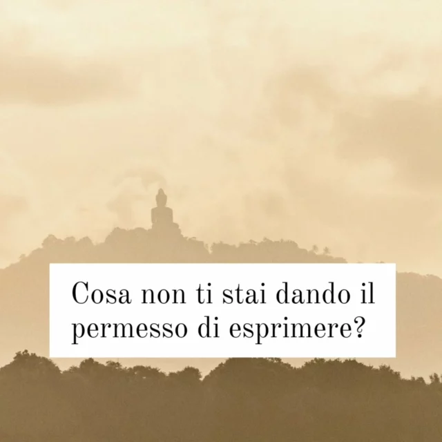 Ieri dopo una sessione di meditazione, il mio corpo mi ha chiesto di dare voce a un’emozione che sentivo.

Mi sono lasciata andare in una danza libera e poco dopo ho avuto un rilascio emotivo importante.

Alla fine del processo, tra un sorriso e una lacrima, ho preso il mio quaderno e ho scritto:

Ogni cosa in te è perfetta così com’è. 
Anche se non ti piace o ti fa inca**are.

Tu, con il tuo corpo e le tue emozioni, sei una manifestazione diretta e inseparabile dell’intelligenza universale.

E come tale anche tu segui le leggi della Natura: 

così come in Natura ogni fase ha la sua utilità e il suo scopo, anche le tue fasi di vita e le tue emozioni lo hanno (anche se sono difficili e faticose).

La sofferenza nasce dal credere che non potresti e non dovresti provare certe emozioni.

È qui che ti incastri. 

Perché è proprio ciò che eviti di sentire a mostrarti la strada per essere davvero libera/o 

Evolvere non significa non provare più certe emozioni.

Evolvere significa permetterti di sentirle tutte e lasciare che ti insegnino la verità di quel momento.

Puoi stare certa/o che tutto ciò che non ti dai il permesso di sentire, tornerà fino a che non avrà finito di insegnarti la sua lezione.

Si ripresenterà in altre forme, situazioni, finché non ti avrà mostrato dove continui a tenere i pugni chiusi anziché aprire le mani e darti il permesso di esprimere pienamente chi sei e cosa vuoi, pacchetto completo.

Dimmi:
✨Cosa non ti stai dando il permesso di esprimere?✨Cosa dentro di te chiede di essere visto?

🗝️La chiave è: Vivi e Impara da tutto ciò che c’è.
Se c’è gioia impara dalla gioia. 
Se c’è dolore impara dal dolore.

In qualsiasi fase di vita tu ti trovi, è esattamente ciò di cui hai bisogno per evolvere in questo preciso istante.

In qualsiasi modo cambino le cose,  hai la saggezza per viverle.

Con amore,
Francesca

#meditazionegenova #meditazione #lecoseinmente #crescitainteriore #crescitapersonale #emozioni #buddhism #benessere #yoga